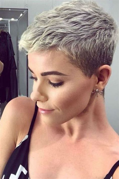 coupe ultra courte femme cheveux gris|20 coupes pour cheveux gris qui donnent du style